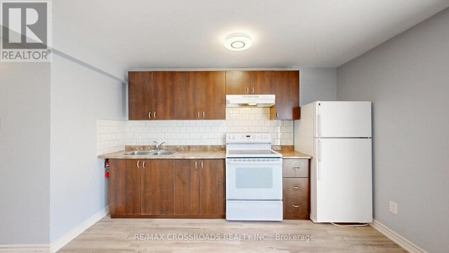 Building Photo - 33 Netherway Crescent