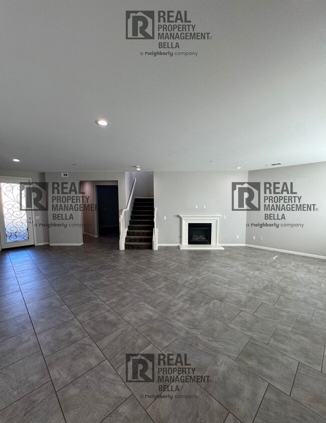 Foto del edificio - Stunning 3-Bedroom Home with Pool & Jacuzzi!