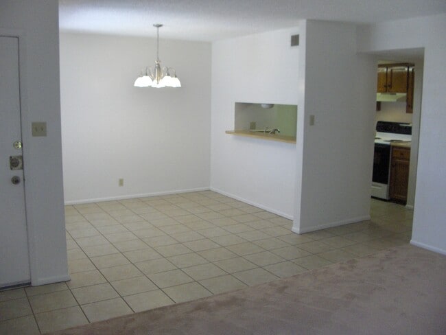 Building Photo - 4255 Family Tree Dr