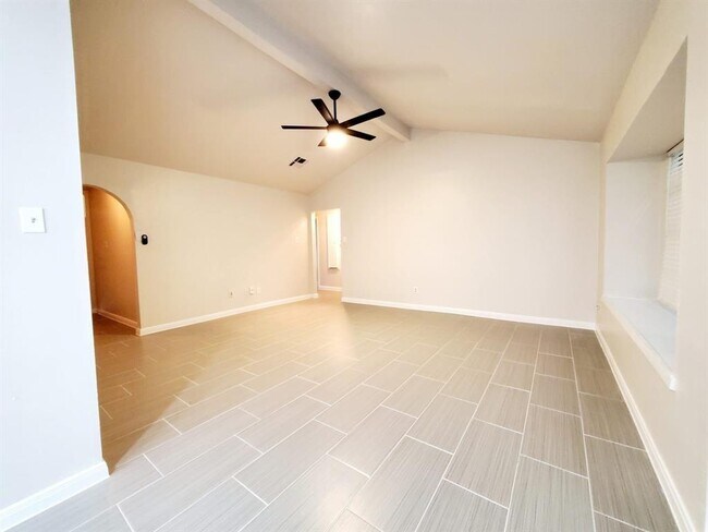 Building Photo - 4865 Beechaven St