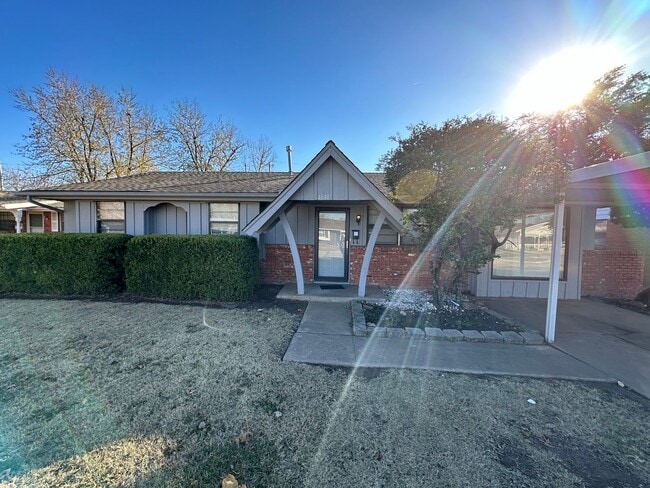 Building Photo - 4844 Woodview Dr