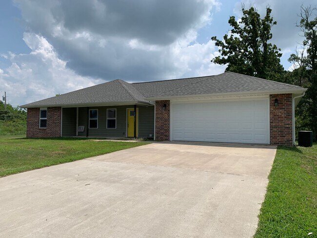 Foto del edificio - COMING SOON IN NEOSHO MO!!!  Beautiful 3 bedroom, 2 bathroom home in Neosho in adorable neighborh...