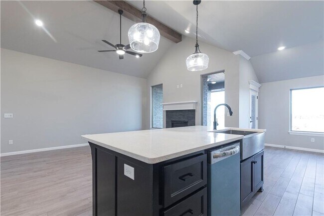 Foto del edificio - Luxury 4 Bedroom 2 Bathroom home in Deer Creek Schools with a Neighborhood Pool/Park (Council Rid...