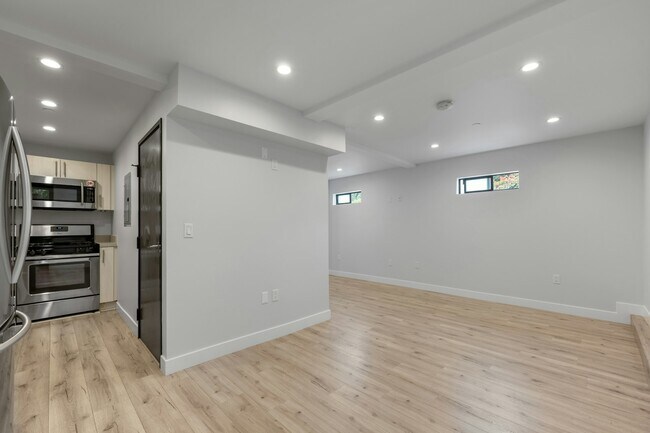 Foto del edificio - 483 Washington Boulevard, Unit 108