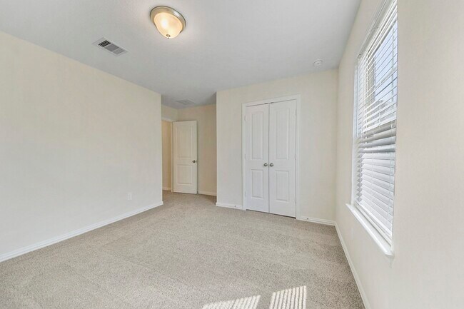 Building Photo - 115 Silver Sky St