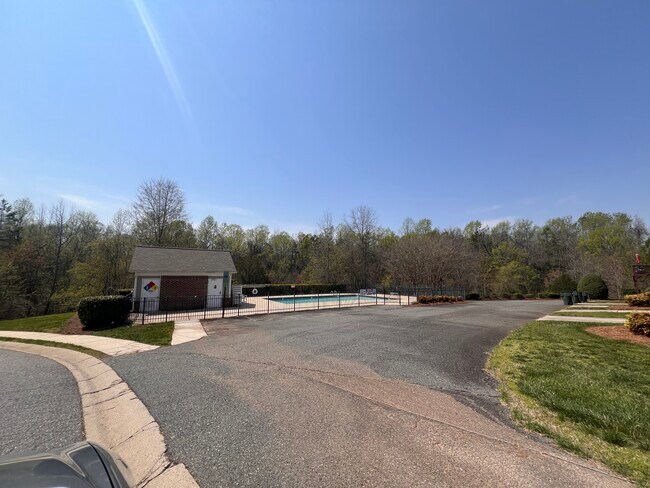 Foto del edificio - 115 Forest Ridge Rd