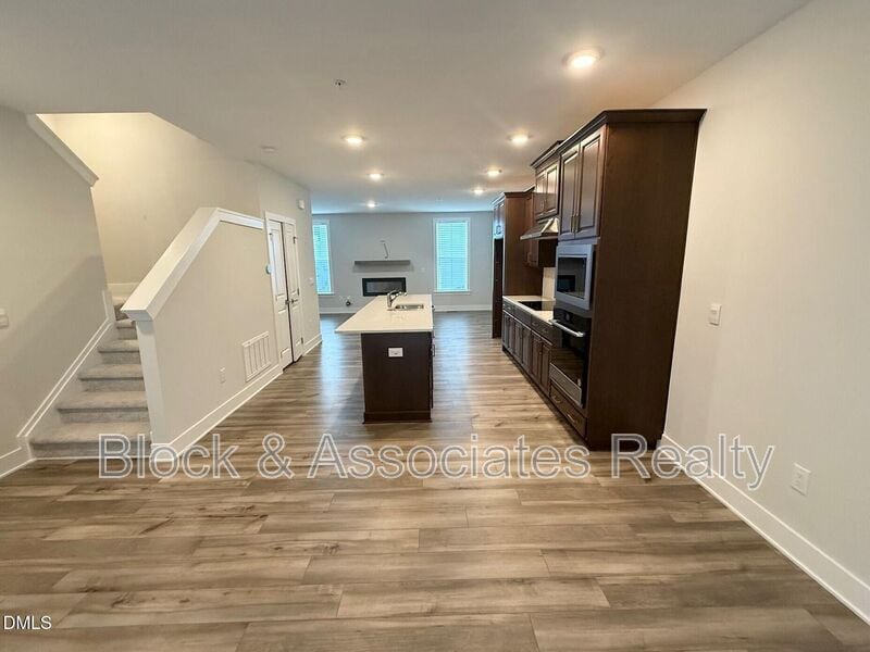 Photo - 11549-107 Helmond Way