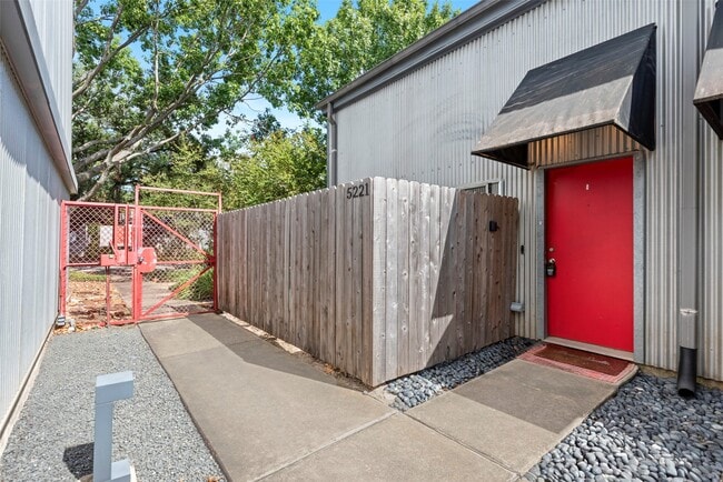 Foto del edificio - 5221 Blossom St