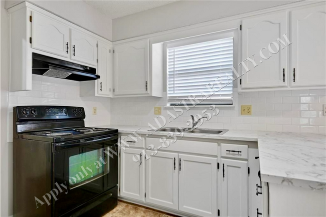 Building Photo - 3 Bed 1.5 Bath Duplex in Blue Valley Schoo...