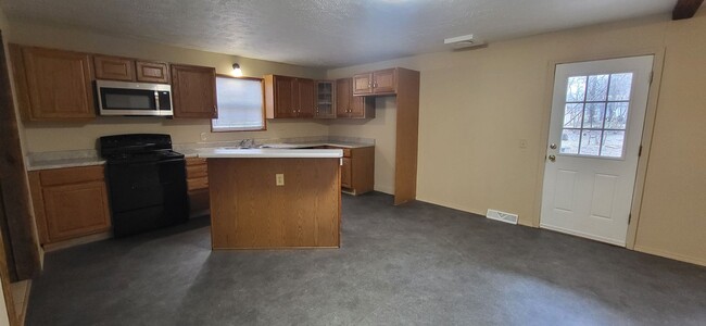 Building Photo - 3 bedroom/1 bathroom home with 2 living ar...