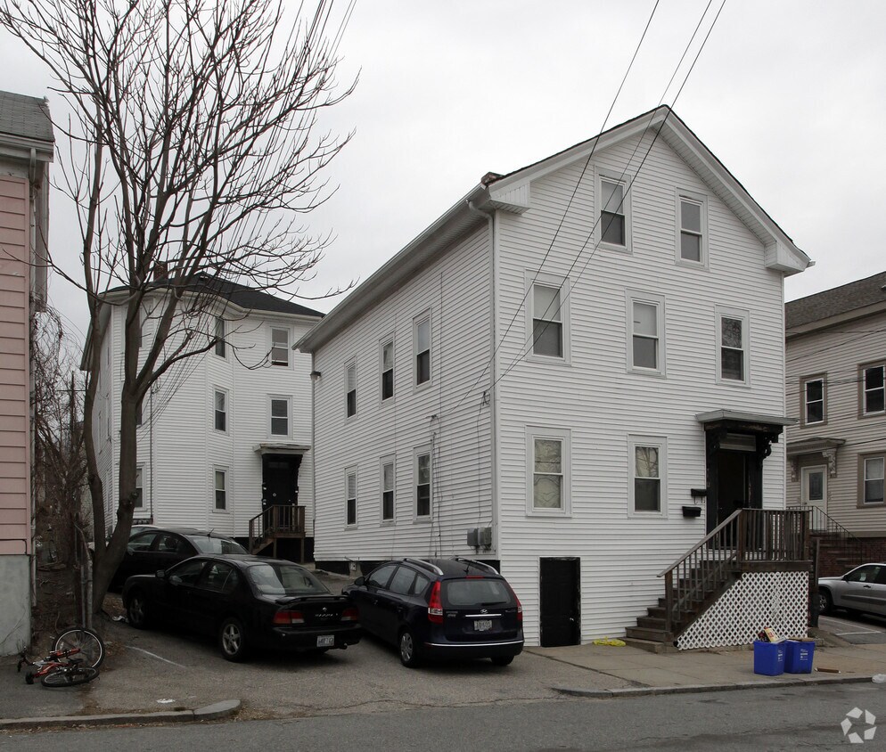 1012 Trenton St Providence, RI 02906 Alquileres en Providence, RI