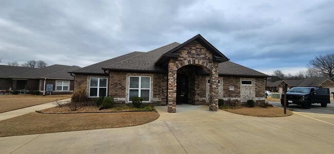 Building Photo - 901 Oaktree Manor Cir