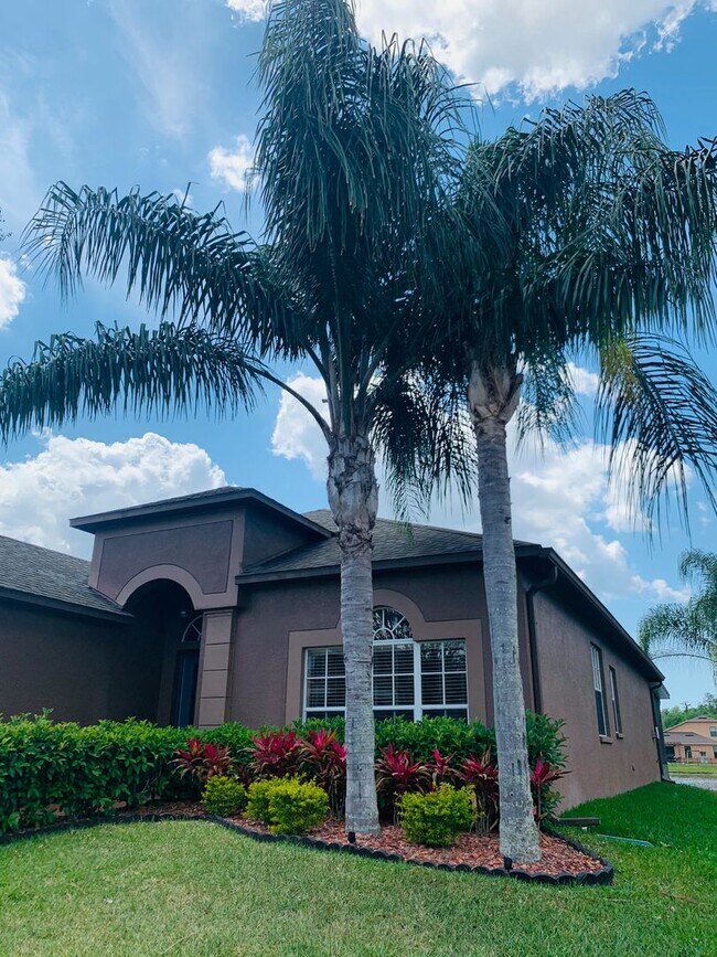 Foto del edificio - Waterfront View! 4 bed 2 bath 2 car garage