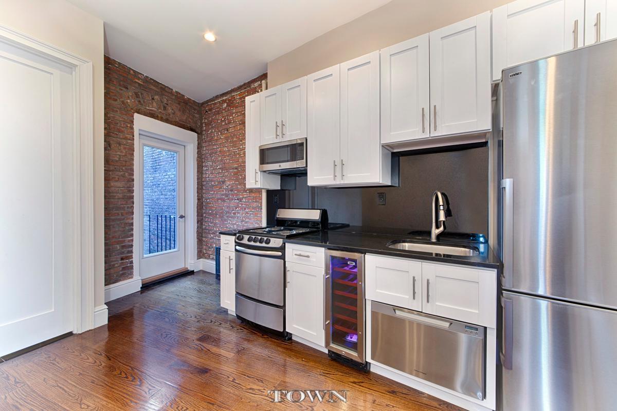 Primary Photo - 61 Grove St