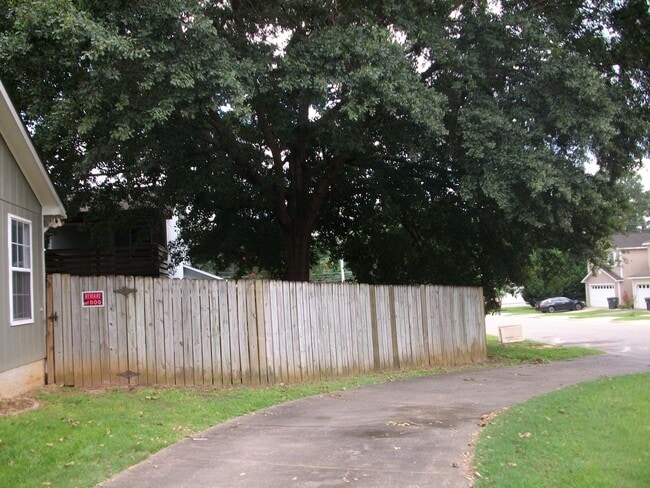 Building Photo - Foxhill Commons - 3 Car Garage