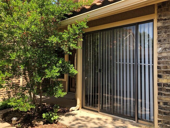 Building Photo - 2621 Entrada Blvd