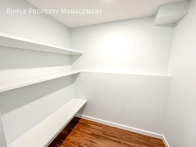 Photo du bâtiment - Modern 5 Beds, 3 Baths Single- Family | No...