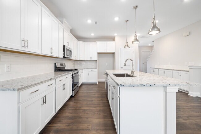 Foto del edificio - Available 08/15! Spacious Townhome in Prime Andrew Chapel Community
