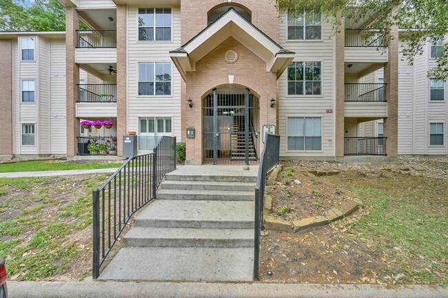Building Photo - 8051 Bay Branch Dr
