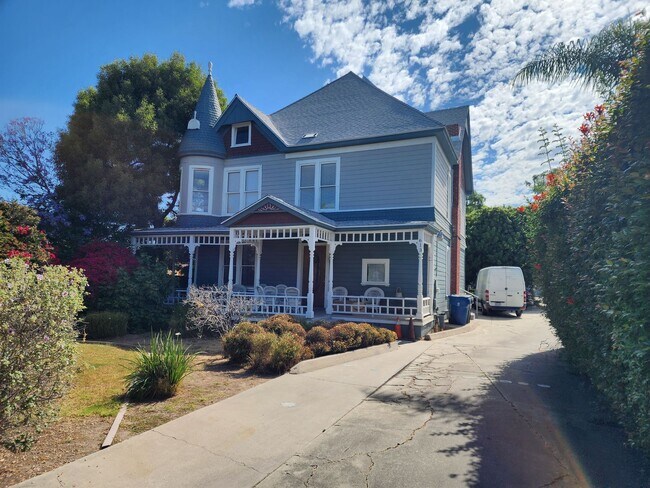 Foto del edificio - Mid term rental and rooms available in a S...