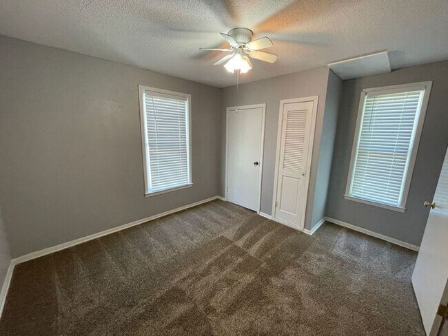 Building Photo - Charming Bungalow featuring 2 bedrooms and...