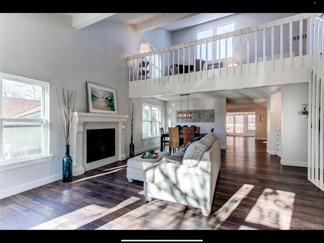 Foto del edificio - Beautiful Open & Remodeled 5 Bedroom Home ...