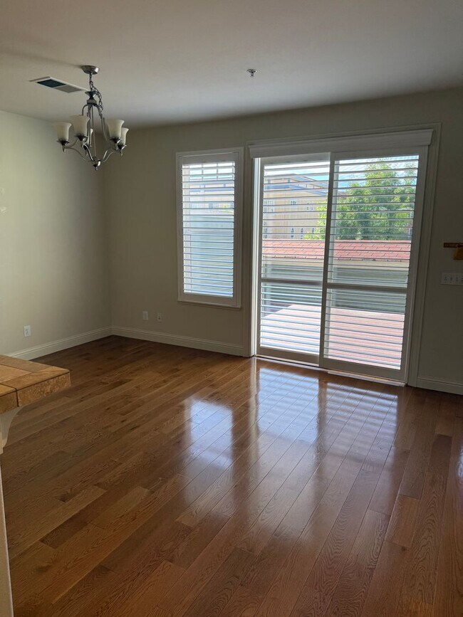 Foto del edificio - Well maintained 3 bedroom, 2.5 bath condo close to Windsor Town Green