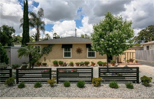 Vista frontal - 909 N Santa Anita Ave