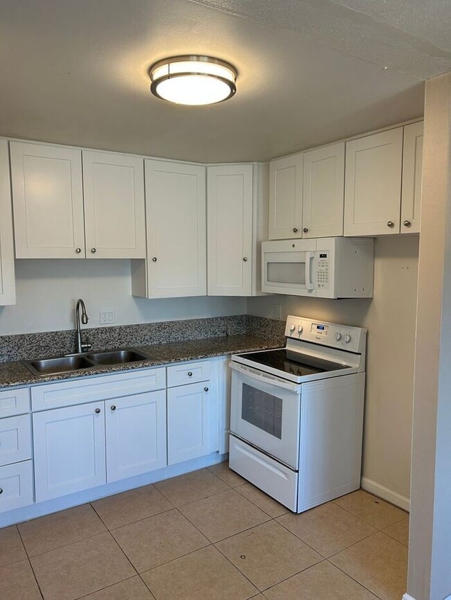 Building Photo - REALLY NICE UPSTRS 1BD 1BA FOR LEASE!