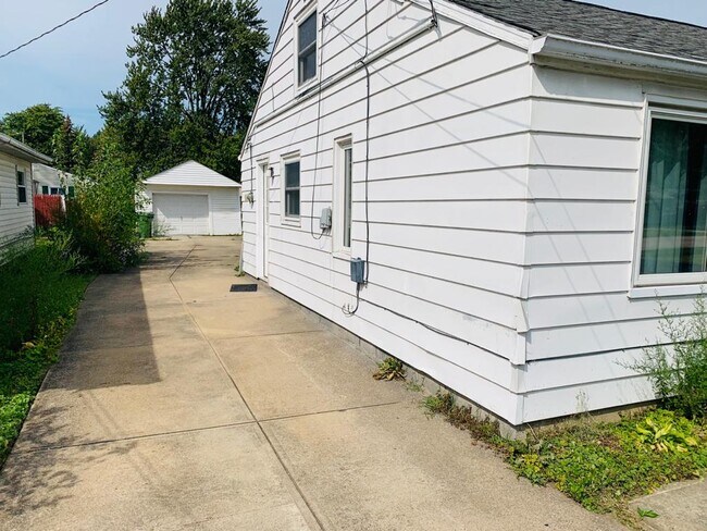 Building Photo - 1346 E 346th St