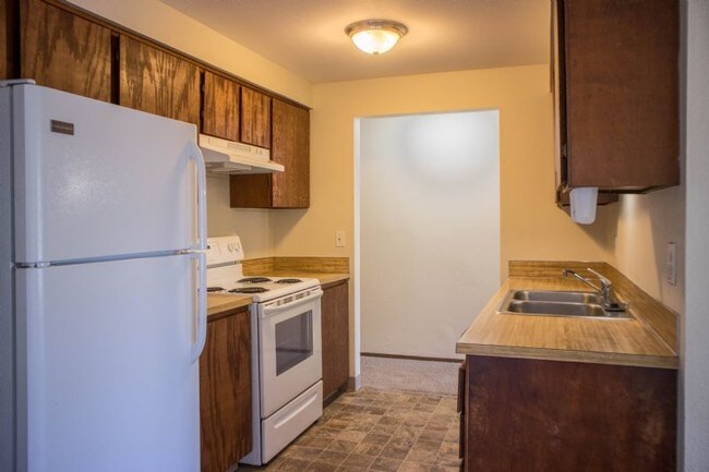 Building Photo - 3 Bedroom duplex in great location!