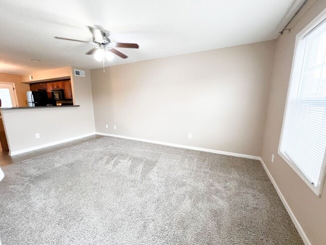 Building Photo - 2 Bedroom 1.5 Bath Townhome