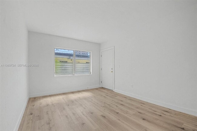 Foto del edificio - 229 Madeira Ave