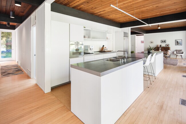 Building Photo - 431 Valley Rd