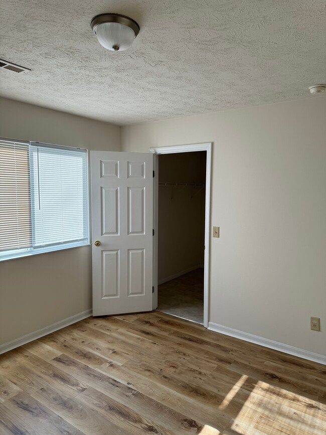 Building Photo - 3860 Little Creek Dr