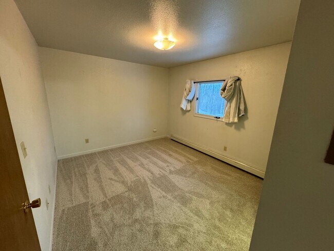 Building Photo - 1 BD, 1 BA Apartment Nestled Back on a Cul-de-Sac
