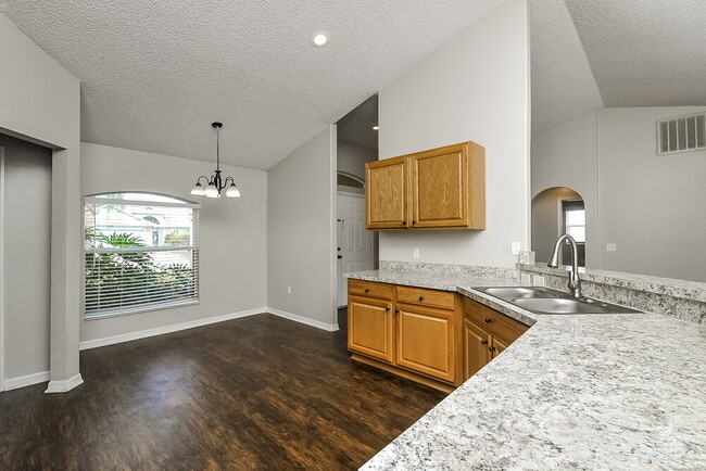 Building Photo - 6025 Live Oak Dr