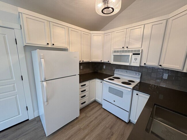 Building Photo - Remodeled 1 Bed/1 Bath Unit in Prime Location - Broadway