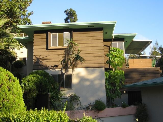 Foto del edificio - 2232 N Beachwood Dr