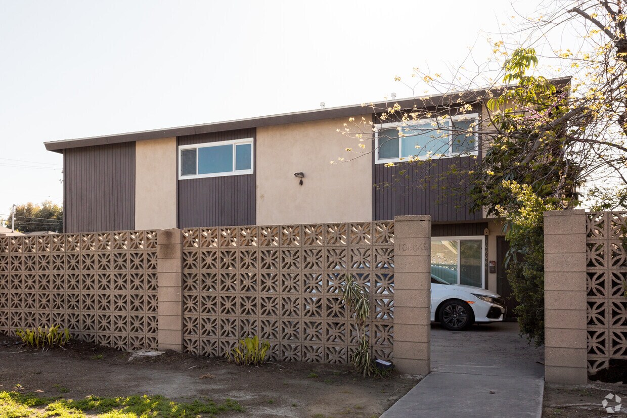 Entrada - 10606 Western Ave