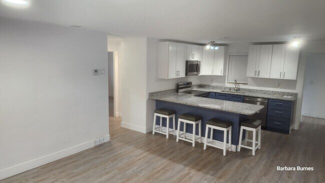 Foto del edificio - Three bedroom two bath for rent near Ridgewood and LPGA.