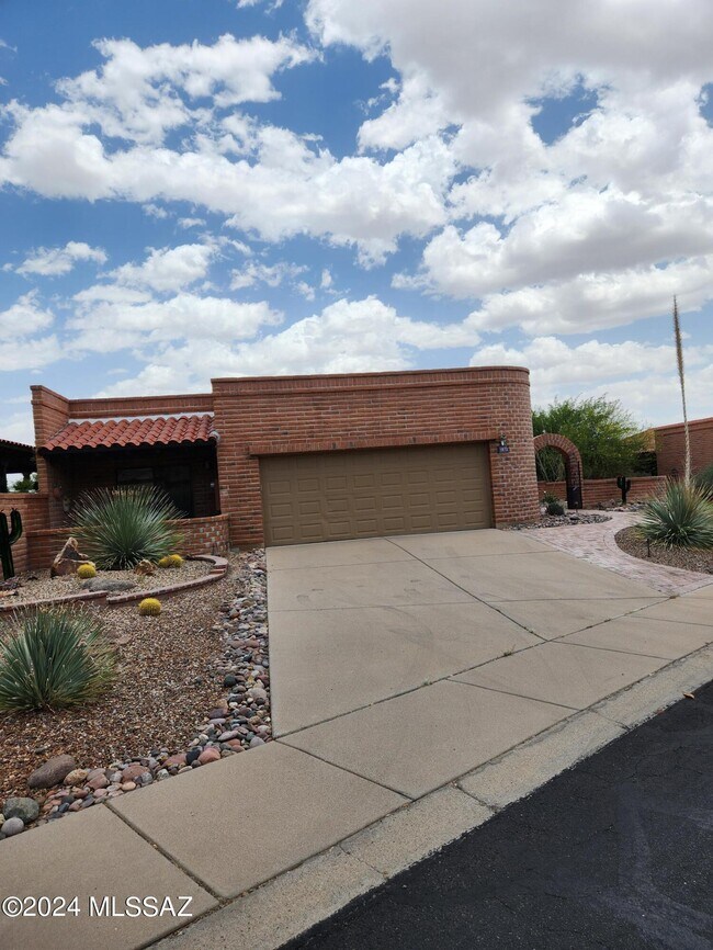 Building Photo - 1072 W Camino Urbano