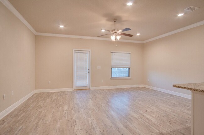 Building Photo - Spacious 3-Bed, 2.5-Bath Townhome Steps from Blue Wahoos Stadium & Palafox Street with Upgraded K...