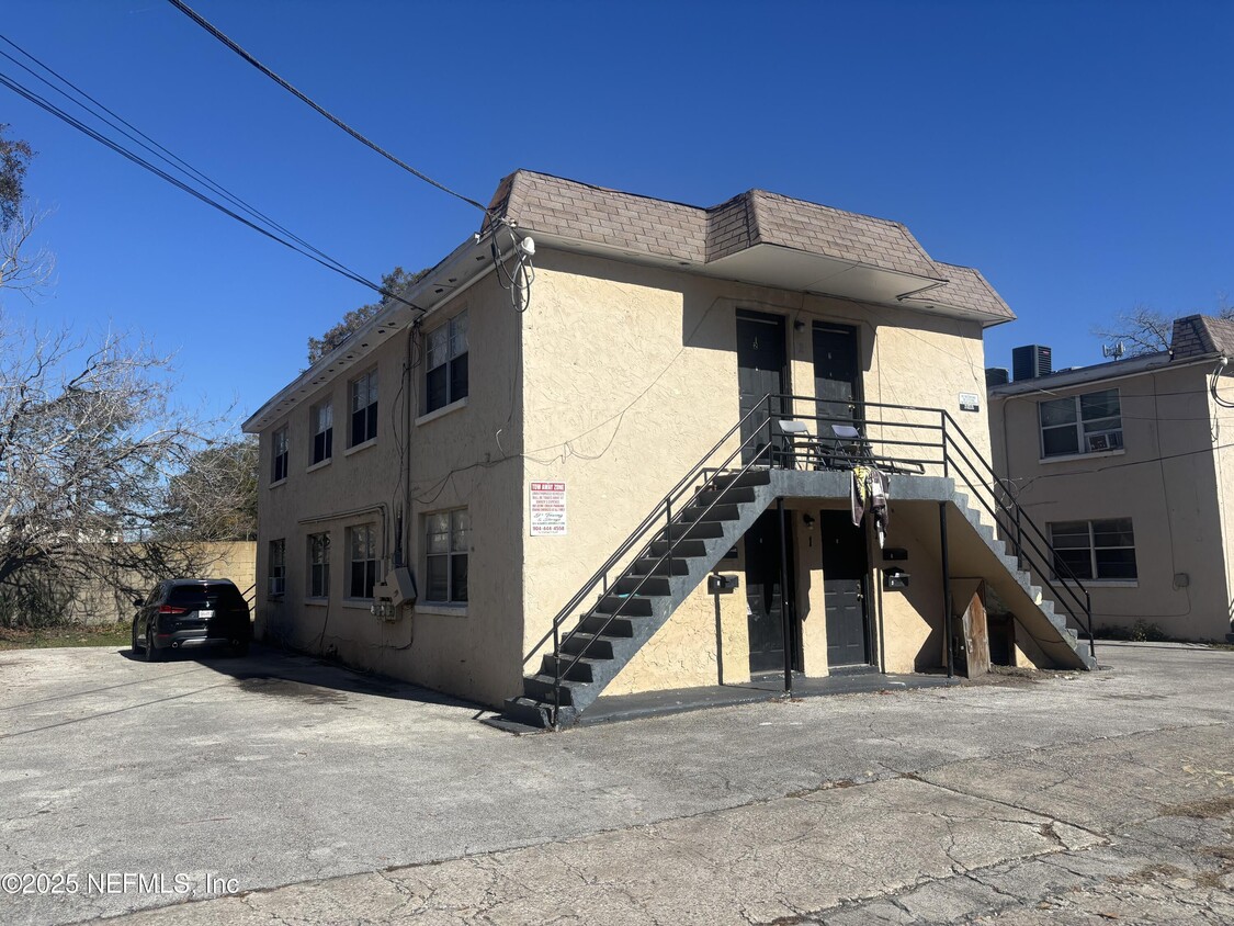 Building Photo - 1819 W 6th St