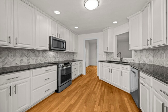Building Photo - 208 56th St