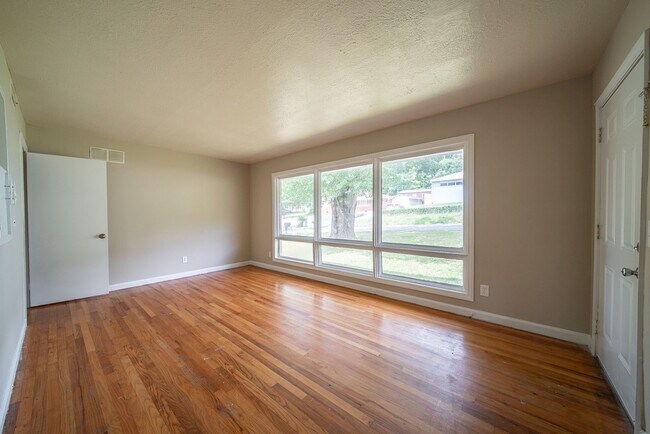 Foto del edificio - Coming Soon! Spacious 5 Bedroom 3 Bath Home