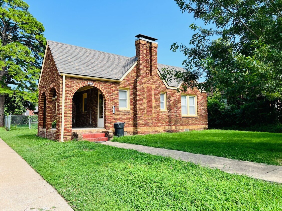Primary Photo - Nice 3 Bedroom 1 Bathroom Home With Detach...