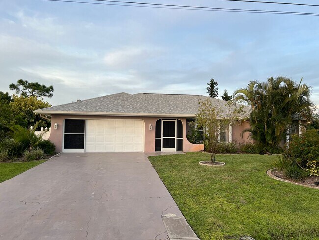 Foto del edificio - $2,595 ** Annual ** Custom, Renovated Pool...