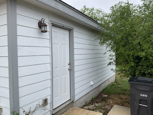 Foto del edificio - 2/1 home in Government Hill Area