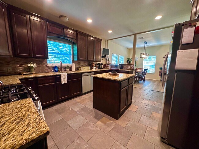 Foto del edificio - Charming 3/3 House in with Covered Parking Near Campus!